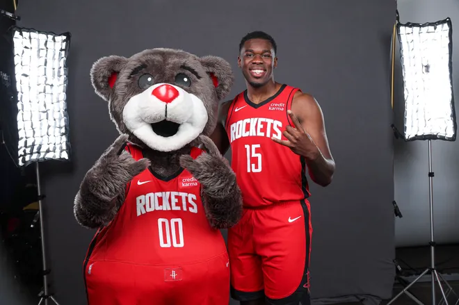 Oct 2, 2023; Houston, TX, USA; Houston Rockets forward Darius Days (15) poses with mascot ÔClutchÕ during Rockets media day at Toyota Center. Mandatory Credit: Troy Taormina-USA TODAY Sports