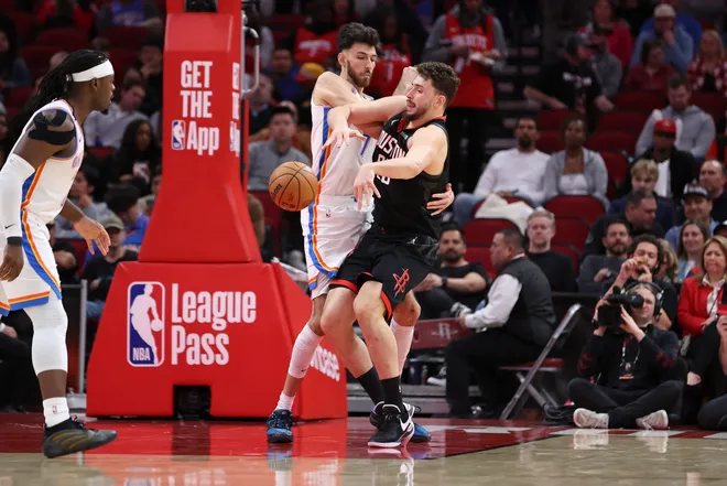 Jan 15, 2026; Houston, Texas, USA; Houston Rockets center Alperen Sengun (28) loses control of the ball as Oklahoma City Thunder center Chet Holmgren (7) defends during the third quarter at Toyota Center. Mandatory Credit: Troy Taormina-Imagn Images