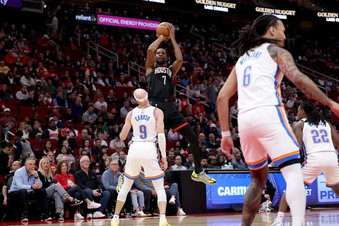 HOUSTON, TEXAS - JANUARY 15: Kevin Durant #7 of the Houston Rockets shoots a three pointer against Alex Caruso #9 of the Oklahoma City Thunder during the first quarter of the game at Toyota Center on January 15, 2026 in Houston, Texas. (Photo by Kenneth Richmond/Getty Images)