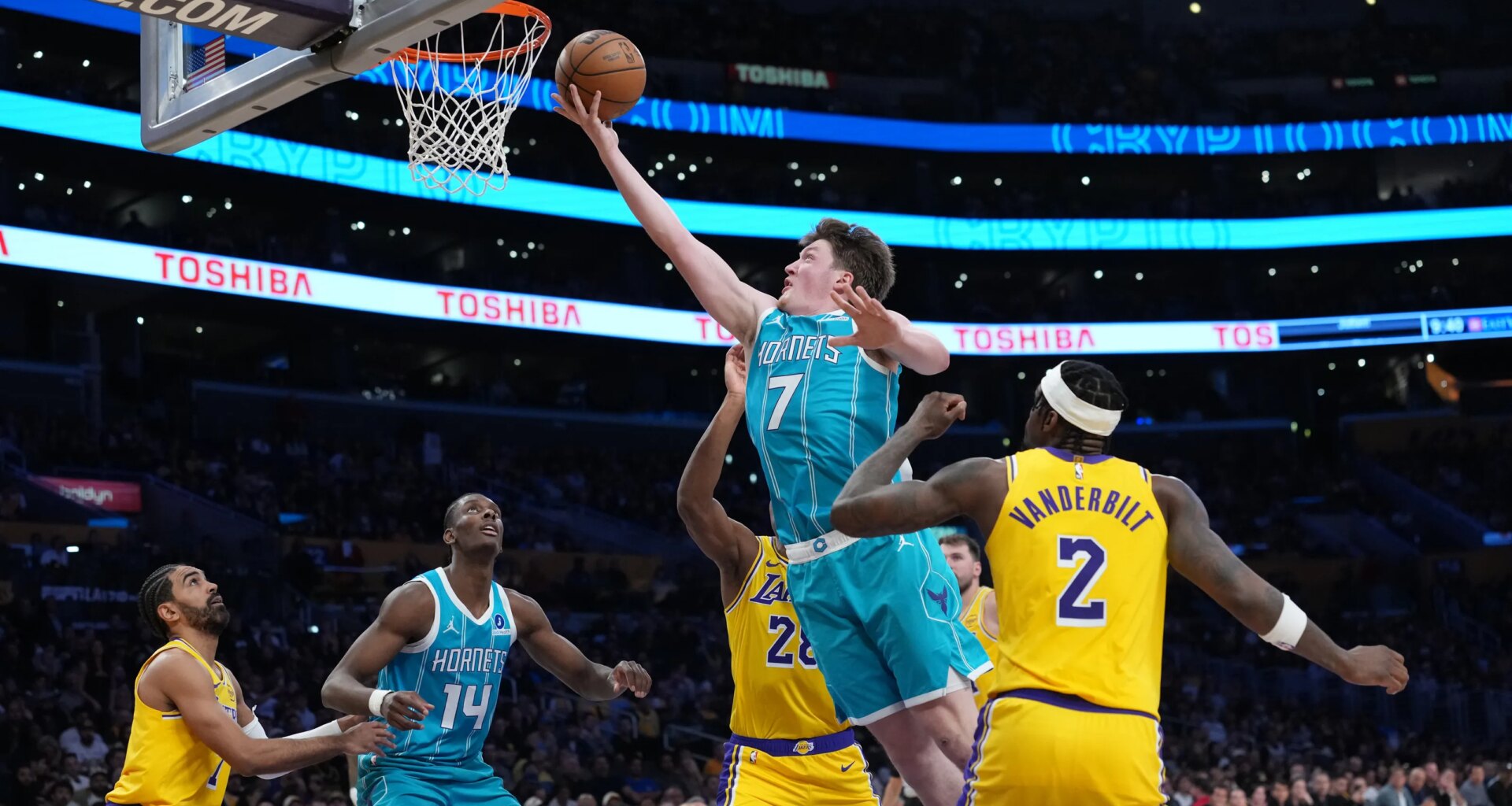 Hornets defeat L.A. in stunning blowout