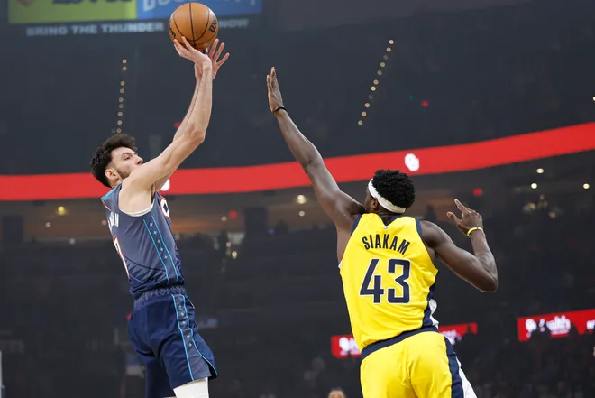 Jan 23, 2026; Oklahoma City, Oklahoma, USA; Oklahoma City Thunder center/forward Chet Holmgren (7) shoots as Indiana Pacers forward Pascal Siakam (43) defends during the first quarter at Paycom Center. Mandatory Credit: Alonzo Adams-Imagn Images