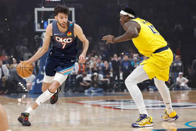 Jan 23, 2026; Oklahoma City, Oklahoma, USA; Oklahoma City Thunder center/forward Chet Holmgren (7) drives to the basket around Indiana Pacers forward Pascal Siakam (43) during the first quarter at Paycom Center. Mandatory Credit: Alonzo Adams-Imagn Images