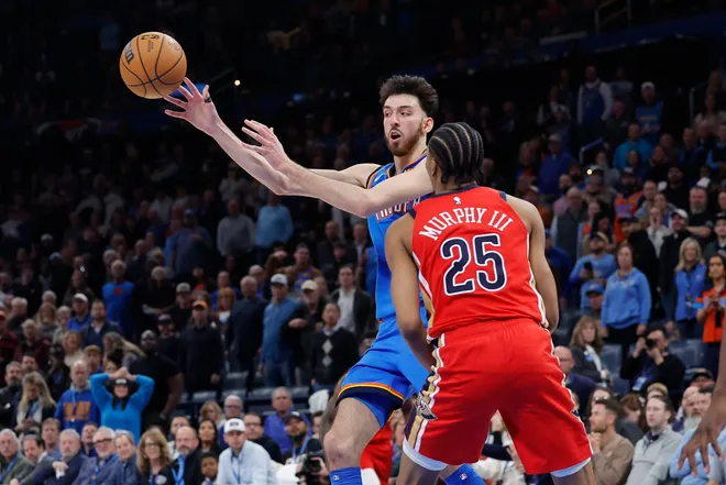 Jan 27, 2026; Oklahoma City, Oklahoma, USA; Oklahoma City Thunder center/forward Chet Holmgren (7) passes against New Orleans Pelicans forward Trey Murphy III (25) during the second half at Paycom Center. Mandatory Credit: Alonzo Adams-Imagn Images