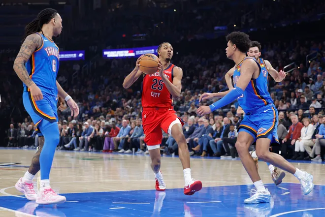 Jan 27, 2026; Oklahoma City, Oklahoma, USA; New Orleans Pelicans forward Trey Murphy III (25) drives to the basket between Oklahoma City Thunder forward Jaylin Williams (6) and forward Ousmane Dieng (13) during the second quarter at Paycom Center. Mandatory Credit: Alonzo Adams-Imagn Images