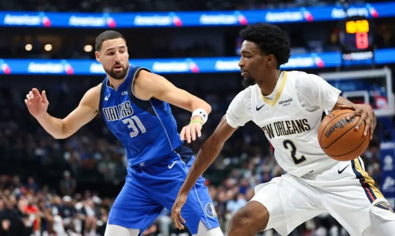 Nov 5, 2025; Dallas, Texas, USA; New Orleans Pelicans forward Herbert Jones (2) controls the ball as Dallas Mavericks guard Klay Thompson (31) defends during the first half at American Airlines Center. Mandatory Credit: Kevin Jairaj-Imagn Images