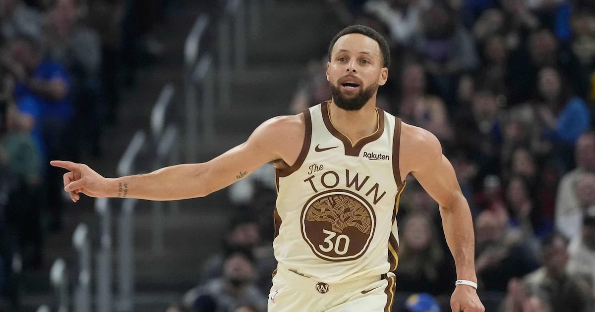 Balanced scoring lead Golden State Warriors over Charlotte Hornets