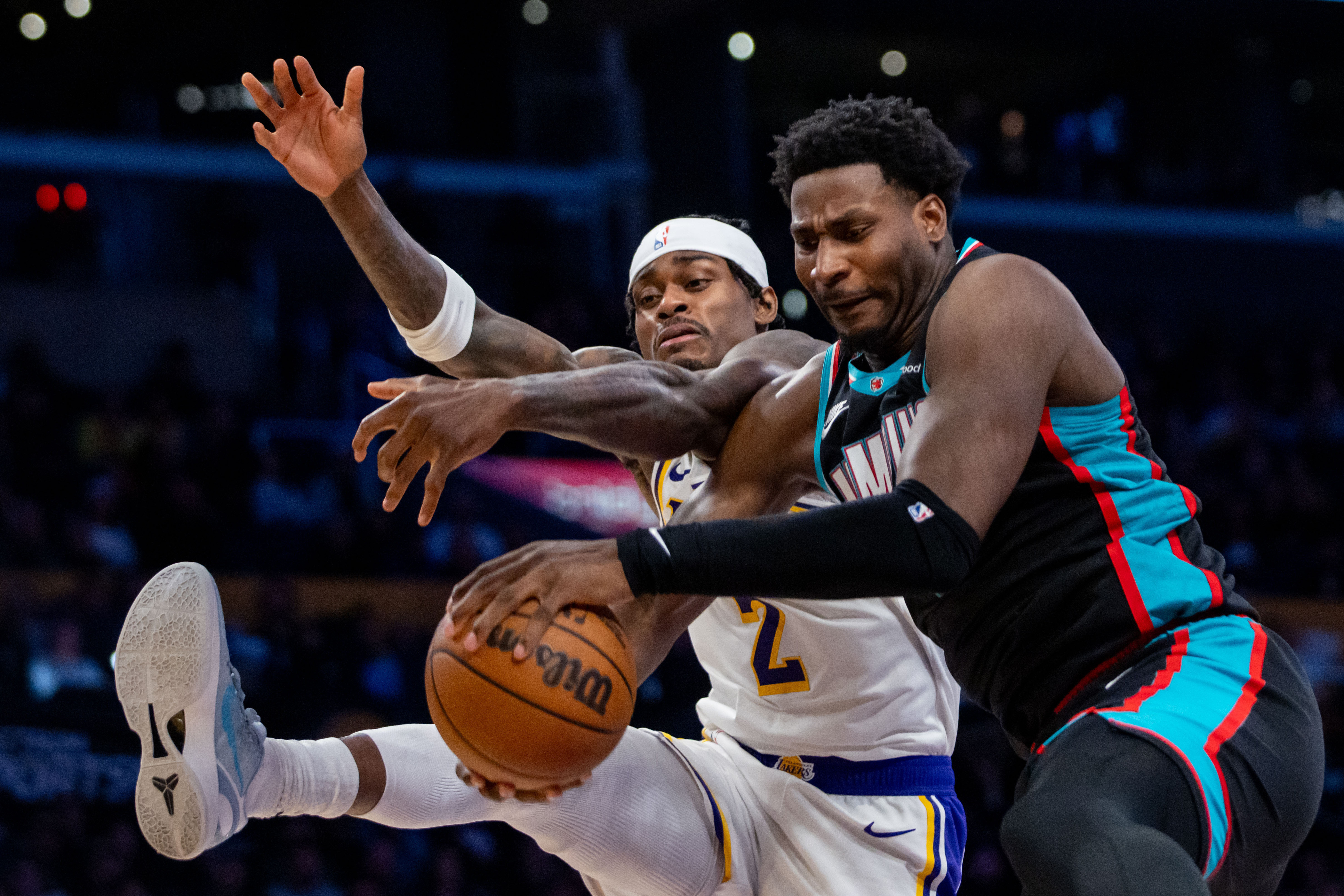 Lakers forward Jarred Vanderbilt (2) and Memphis Grizzlies forward Jaren...