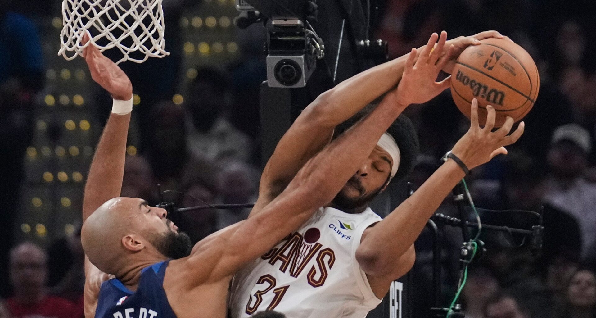 Donovan Mitchell scores 28 points as Cavaliers beat Timberwolves 146-134