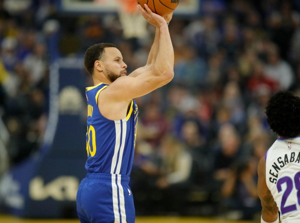 Steph Curry's dazzling third quarter paces Warriors in win over Jazz