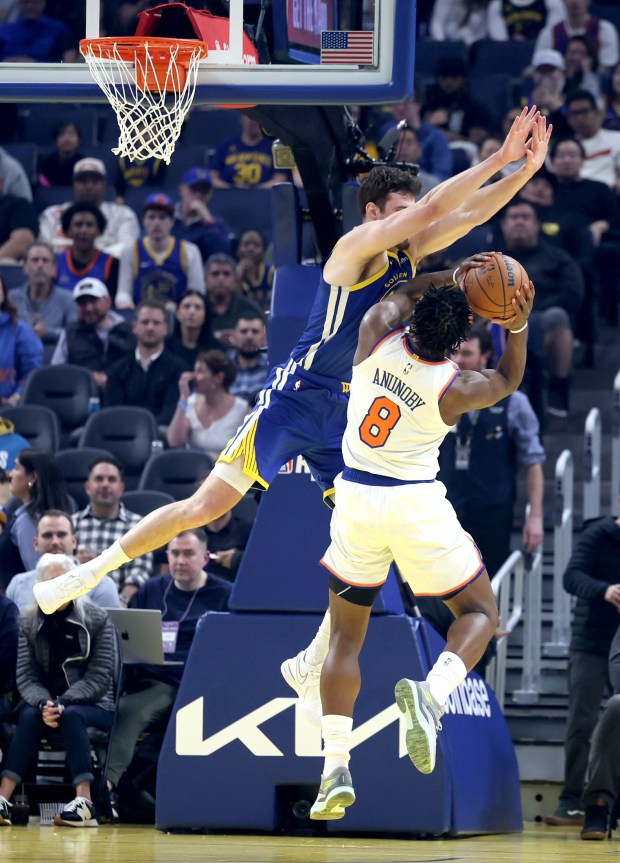 Golden State Warriors' Quinten Post (21) blocks a shot to New York Knicks' OG Anunoby (8) in the first quarter of an NBA game at Chase Center in San Francisco, Calif., on Thursday, Jan. 15, 2026. (Ray Chavez/Bay Area News Group)