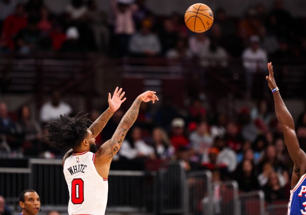 Bulls' Coby White shoots the ball in the fourth quarter against the 76ers on Dec. 26, 2025, at the United Center. (Dominic Di Palermo/Chicago Tribune)