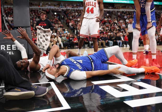 Magic guard Jalen Suggs (4) yells in pain after getting fouled by Bulls forward Jalen Smith, left, in the third quarter at the United Center on Jan. 2, 2026, in Chicago. (John J. Kim/Chicago Tribune)