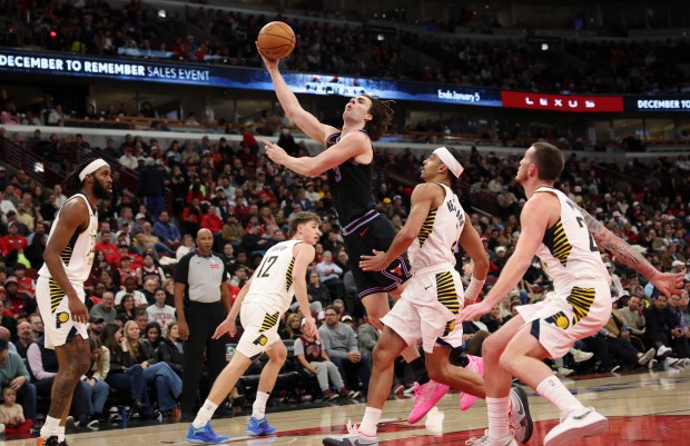Bulls guard Josh Giddey sends up low-percentage shot against the Pacers defense in the fourth quarter at the United Center on Dec. 5, 2025, in Chicago. (John J. Kim/Chicago Tribune)