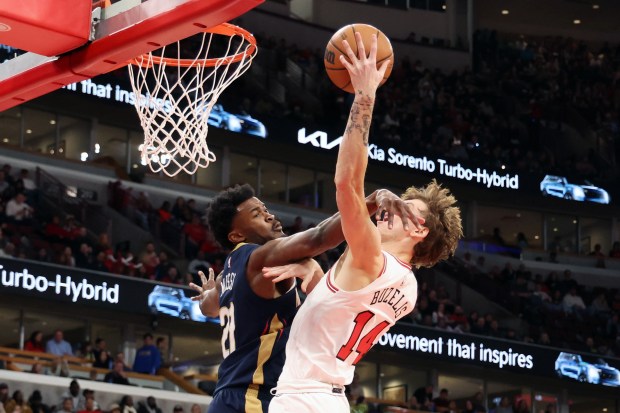 Pelicans center Yves Missi (21) defends against Bulls forward Matas Buzelis (14) in the first half at the United Center on Wednesday, Dec. 31, 2025. (Terrence Antonio James/Chicago Tribune)