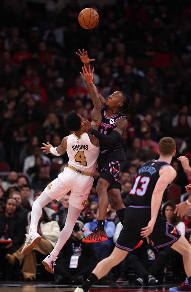 Boston Celtics guard Anfernee Simons (4) drains a shot over Chicago Bulls guard Ayo Dosunmu (11) to end the first quarter of a game at the United Center in Chicago on Jan. 24, 2026. (Chris Sweda/Chicago Tribune)
