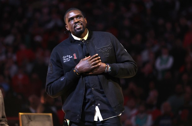 Luol Deng gives a speech honoring Derrick Rose as the Bulls hold a ceremony to retire Rose's #1 jersey at the United Center in Chicago on Jan. 24, 2026. (Chris Sweda/Chicago Tribune)