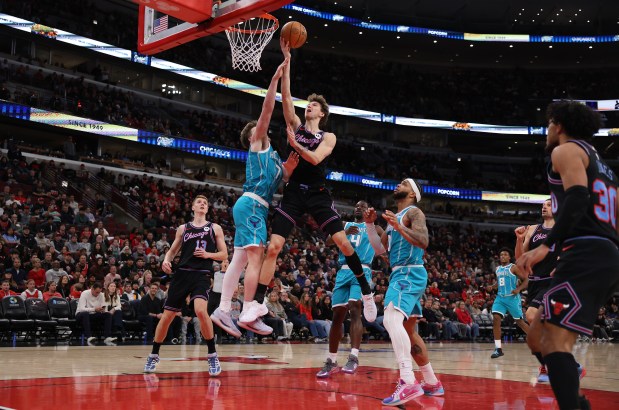 Chicago Bulls forward Matas Buzelis (14) drives on Charlotte Hornets guard/forward Kon Knueppel (7) in the second half of a game at the United Center in Chicago on Jan. 3, 2026. (Chris Sweda/Chicago Tribune)