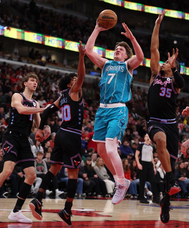 Charlotte Hornets guard/forward Kon Knueppel (7) drives to the hoop in the first half of a game against the Chicago Bulls at the United Center in Chicago on Jan. 3, 2026. (Chris Sweda/Chicago Tribune)