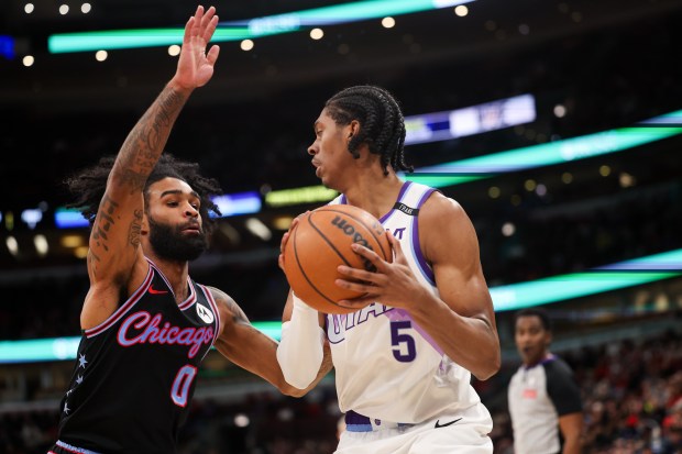 Chicago Bulls guard Coby White (0) guards Utah Jazz forward Cody Williams (5) during the second quarter at the United Center Jan. 14, 2026 in Chicago. (Armando L. Sanchez/Chicago Tribune)