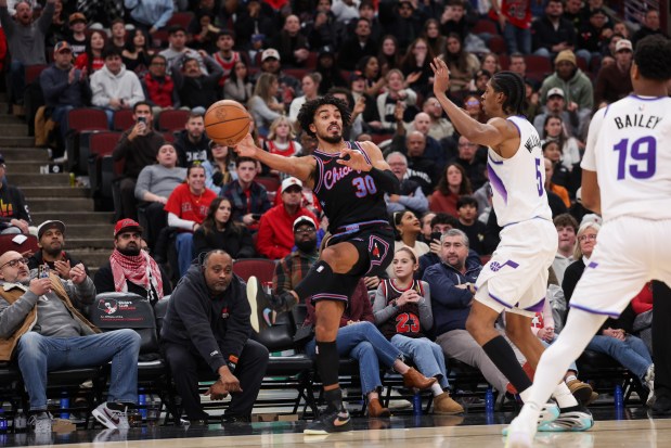 Chicago Bulls guard Tre Jones (30) saves the ball from going out-of-bounds before Chicago Bulls center Nikola Vucevic (9) would make a two point shot to give the Bulls the lead in the final seconds of the game against the Utah Jazz at the United Center Jan. 14, 2026 in Chicago. (Armando L. Sanchez/Chicago Tribune)