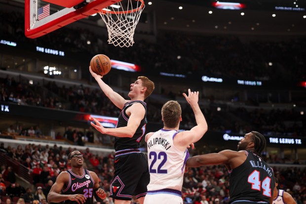 Chicago Bulls guard Kevin Huerter (13) goes up for a basket past Utah Jazz forward Kyle Filipowski (22) during the third quarter at the United Center Jan. 14, 2026 in Chicago. (Armando L. Sanchez/Chicago Tribune)
