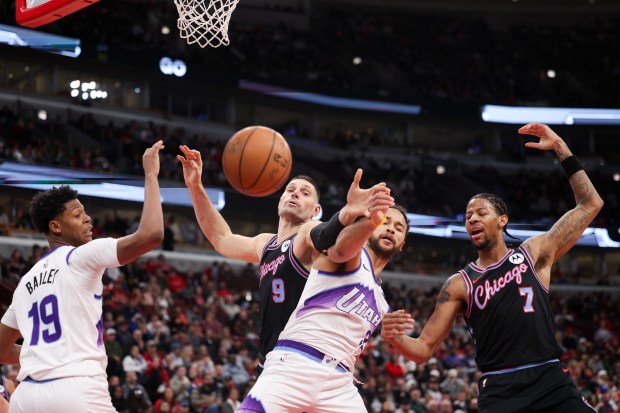 Utah Jazz guard Ace Bailey (19),Utah Jazz forward Kyle Anderson (2), Chicago Bulls center Nikola Vucevic (9) and Chicago Bulls forward Dalen Terry (7) reach for a loose ball during the third quarter at the United Center Jan. 14, 2026 in Chicago. (Armando L. Sanchez/Chicago Tribune)
