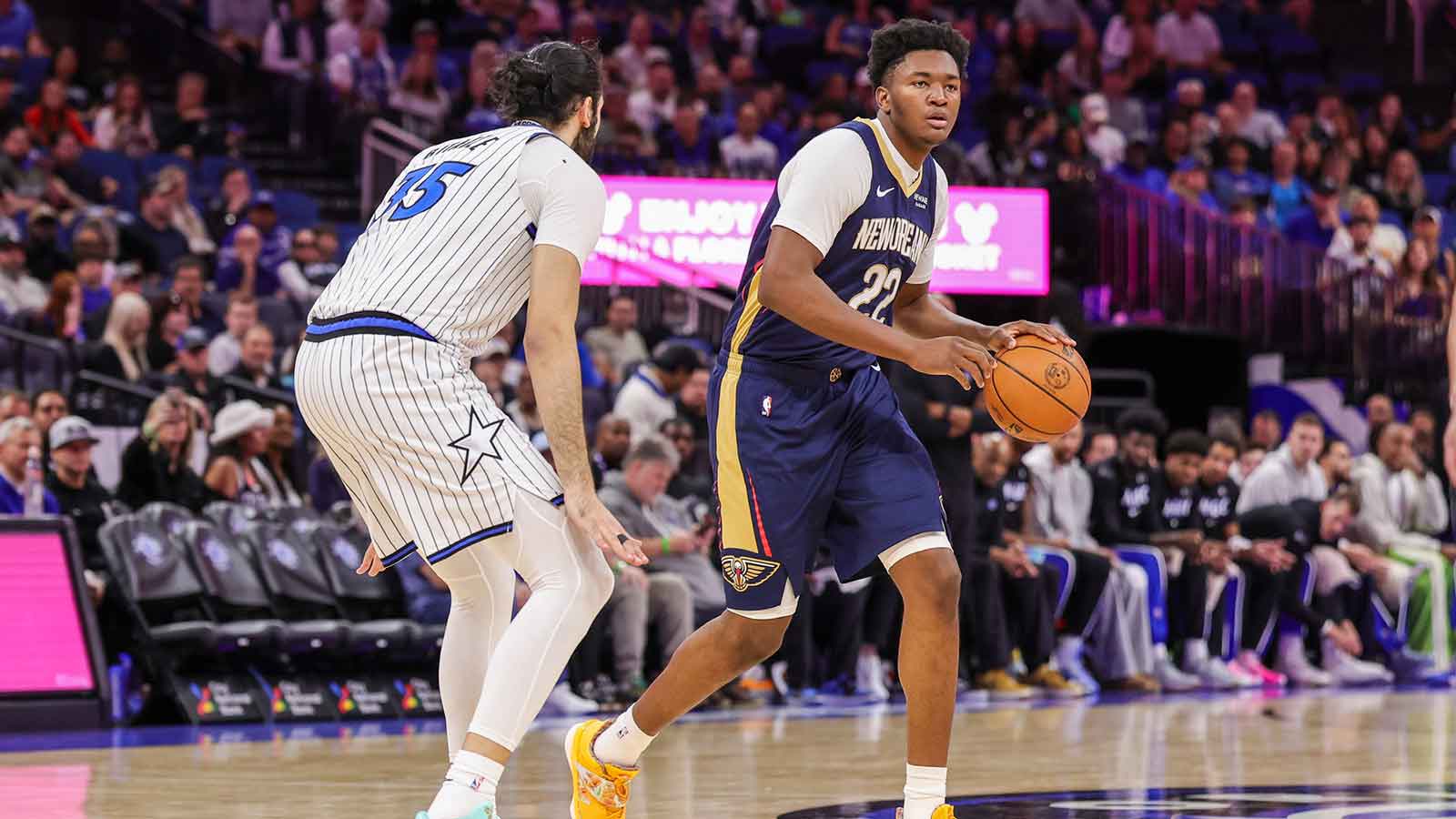 Orlando Magic center Goga Bitadze (35) defends New Orleans Pelicans center Derik Queen (22) during the first quarter at Kia Center.