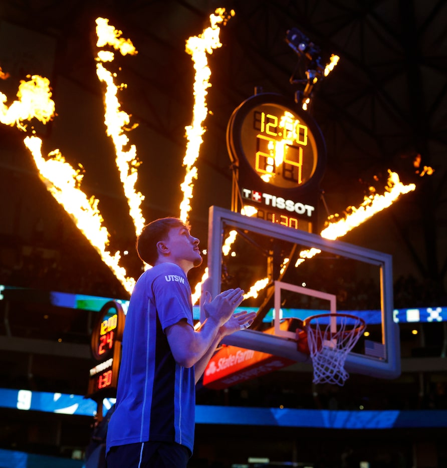 Dallas Mavericks forward Cooper Flagg (32) applauds his teammates as they are introduced...