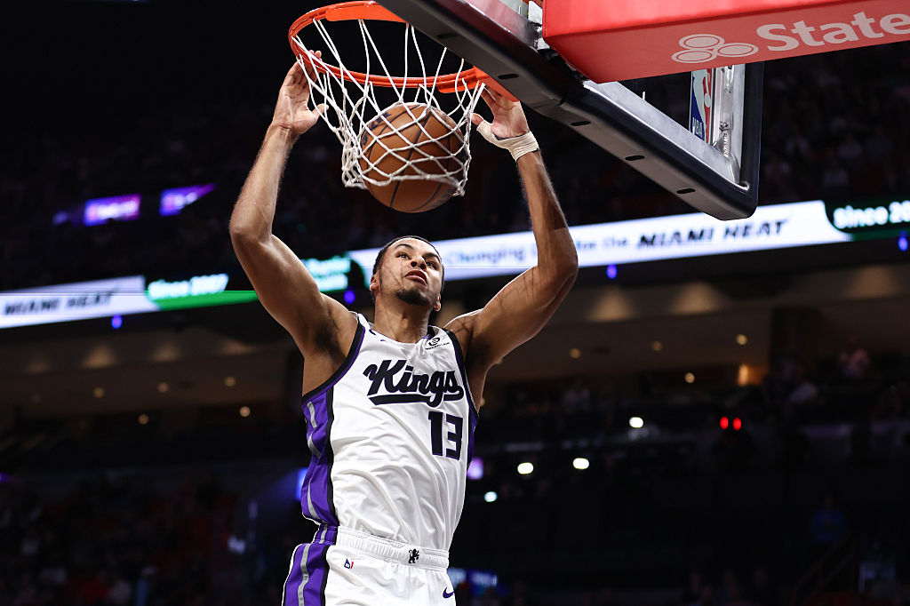 Devin Booker pours in 33 as Suns extend Kings' slump