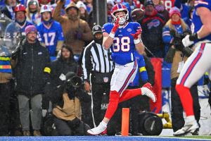 ORCHARD PARK, NEW YORK - JANUARY 04: Dawson Knox #88 of the Buffalo Bills catches a pass for a touchdown first quarter against the New York Jets at Highmark Stadium on January 04, 2026 in Orchard Park, New York. (Photo by Jason Miller/Getty Images)