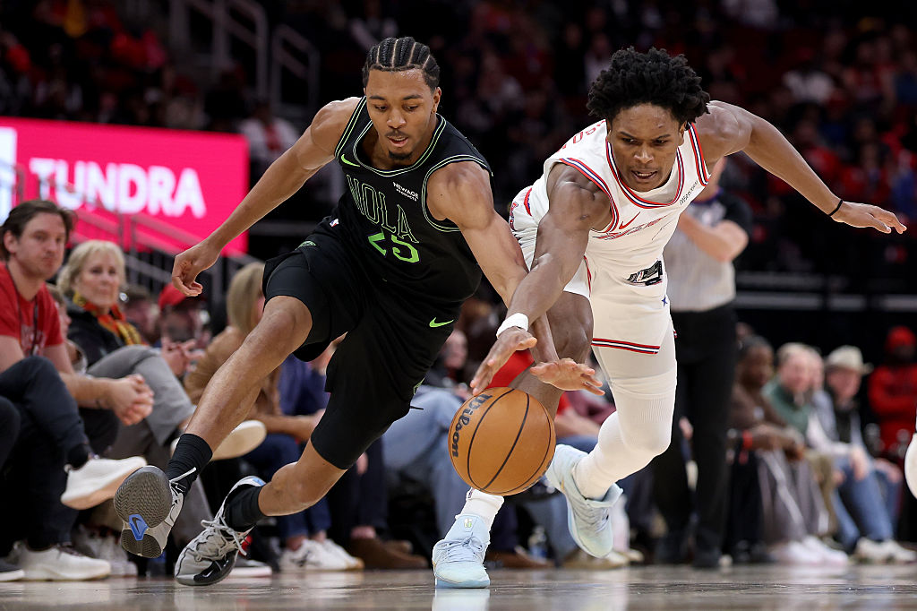 HOUSTON, TEXAS - JANUARY 18: Trey Murphy III #25 of the New Orleans Pelicans battles with Amen Thompson #1 of the Houston Rockets for a loose ball in the second half at Toyota Center on January 18, 2026 in Houston, Texas. NOTE TO USER: User expressly acknowledges and agrees that, by downloading and or using this photograph, User is consenting to the terms and conditions of the Getty Images License Agreement. (Photo by Tim Warner/Getty Images)