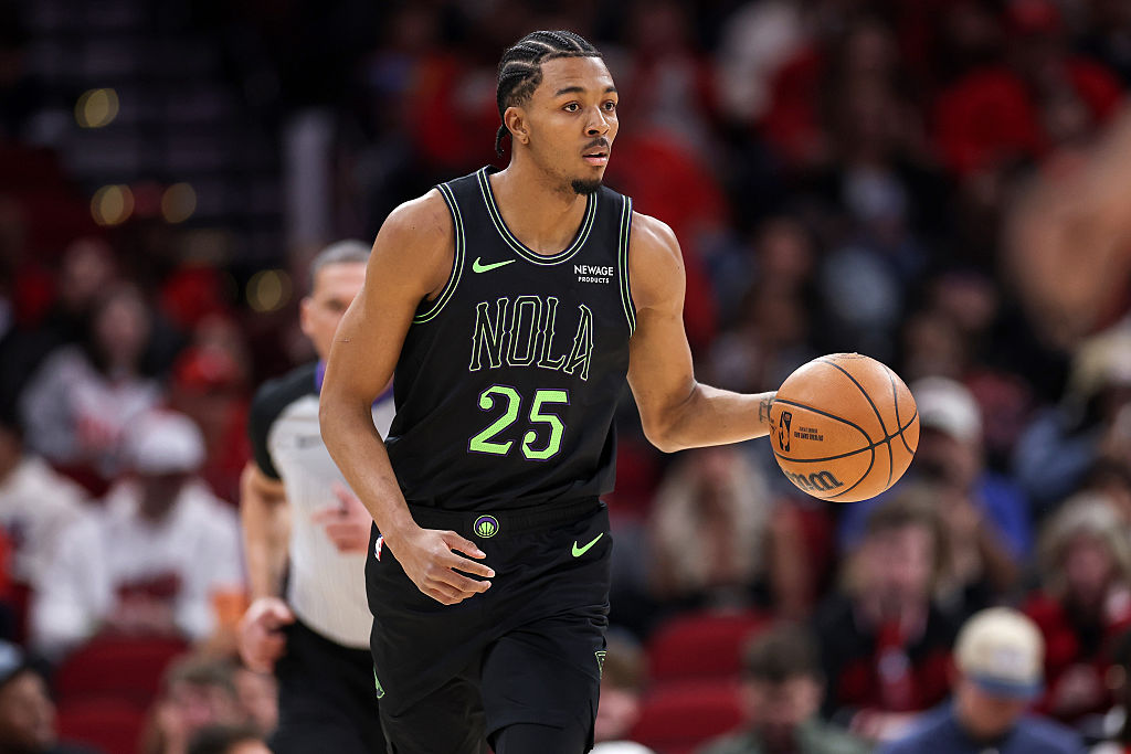 HOUSTON, TEXAS - JANUARY 18: Trey Murphy III #25 of the New Orleans Pelicans brings the ball up court in the first half against the Houston Rockets at Toyota Center on January 18, 2026 in Houston, Texas. NOTE TO USER: User expressly acknowledges and agrees that, by downloading and or using this photograph, User is consenting to the terms and conditions of the Getty Images License Agreement. (Photo by Tim Warner/Getty Images)