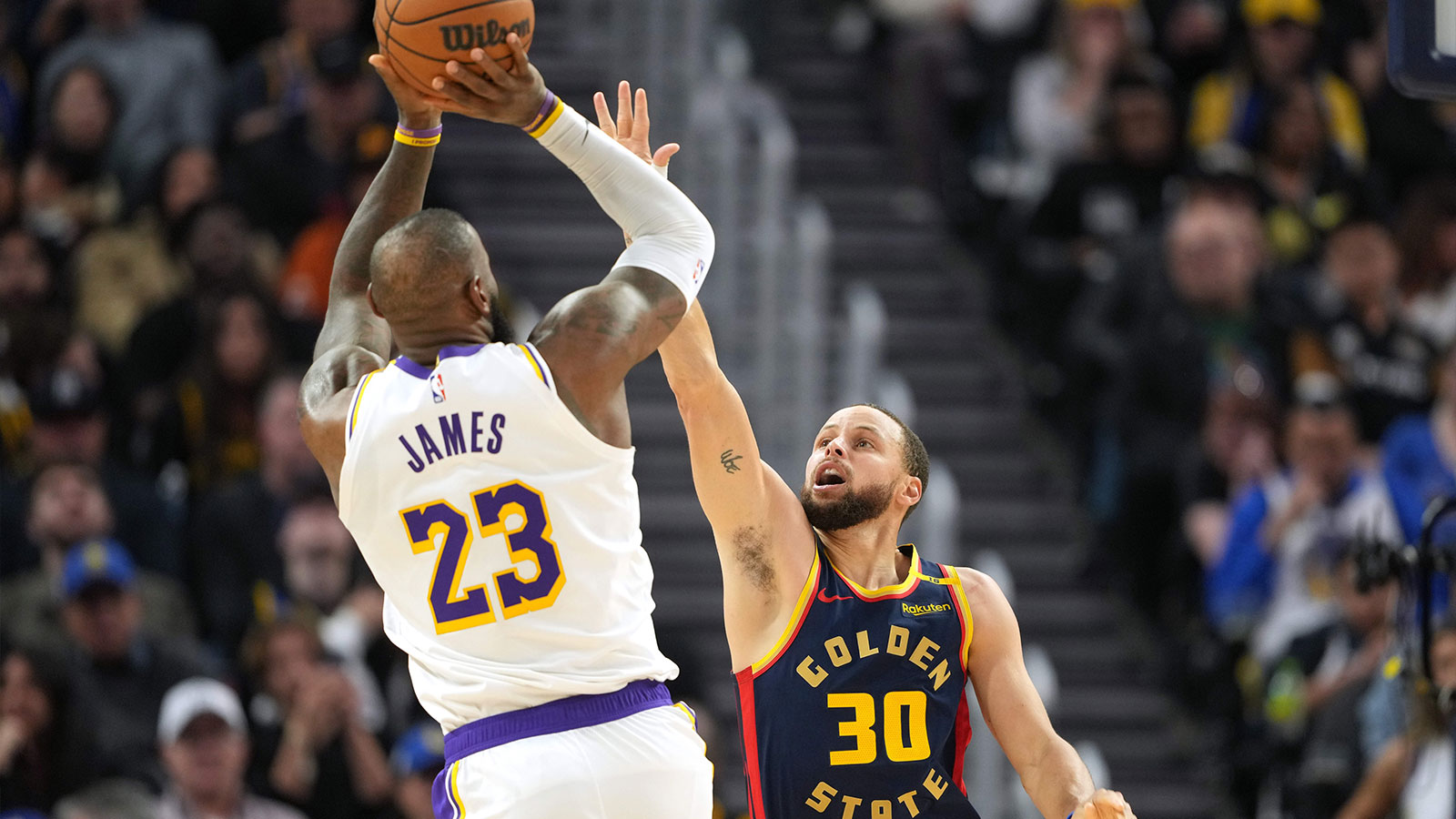 Golden State Warriors guard Stephen Curry (30) defends against Los Angeles Lakers forward LeBron James (23) during the fourth quarter at Chase Center