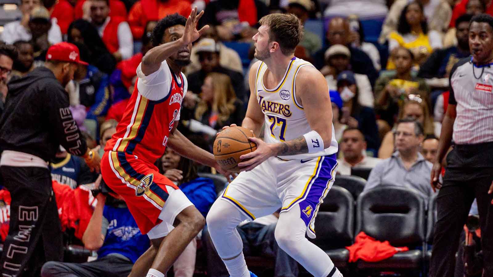 Los Angeles Lakers forward/guard Luka Dončić (77) dribbles against New Orleans Pelicans forward Herbert Jones (2) during the second half at Smoothie King Center