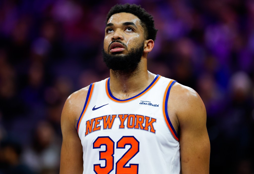 Karl-Anthony Towns looks up to the rafters during the Knicks' 112-101 road loss to the Kings on Jan. 14, 2025.