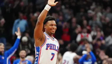 Kyle Lowry gets emotional standing ovation in what could be his final game at Scotiabank Arena