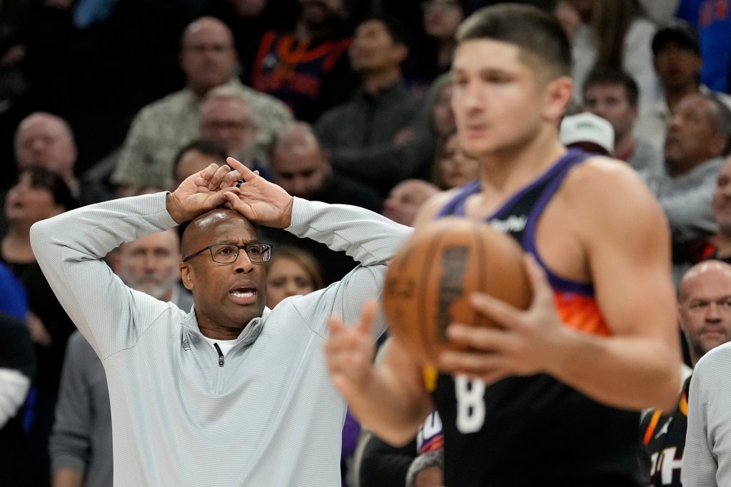 Mike Brown reacts in frustration after Grayson Allen (right) is fouled during the Knicks' loss to the Suns.