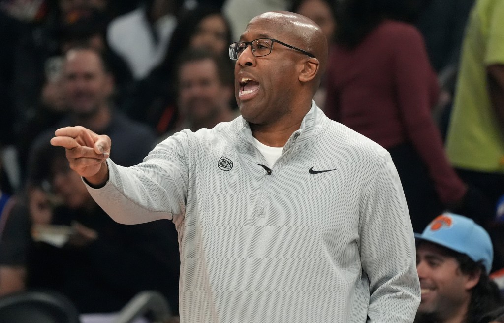 Mike Brown shouts out instructions during the Knicks' loss to the Suns on Jan. 9, 2026.