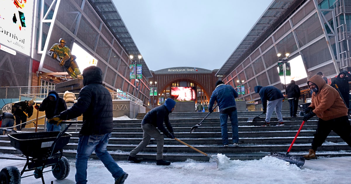 Mavericks unable to fly to Milwaukee after Lakers loss because of D-FW winter storm