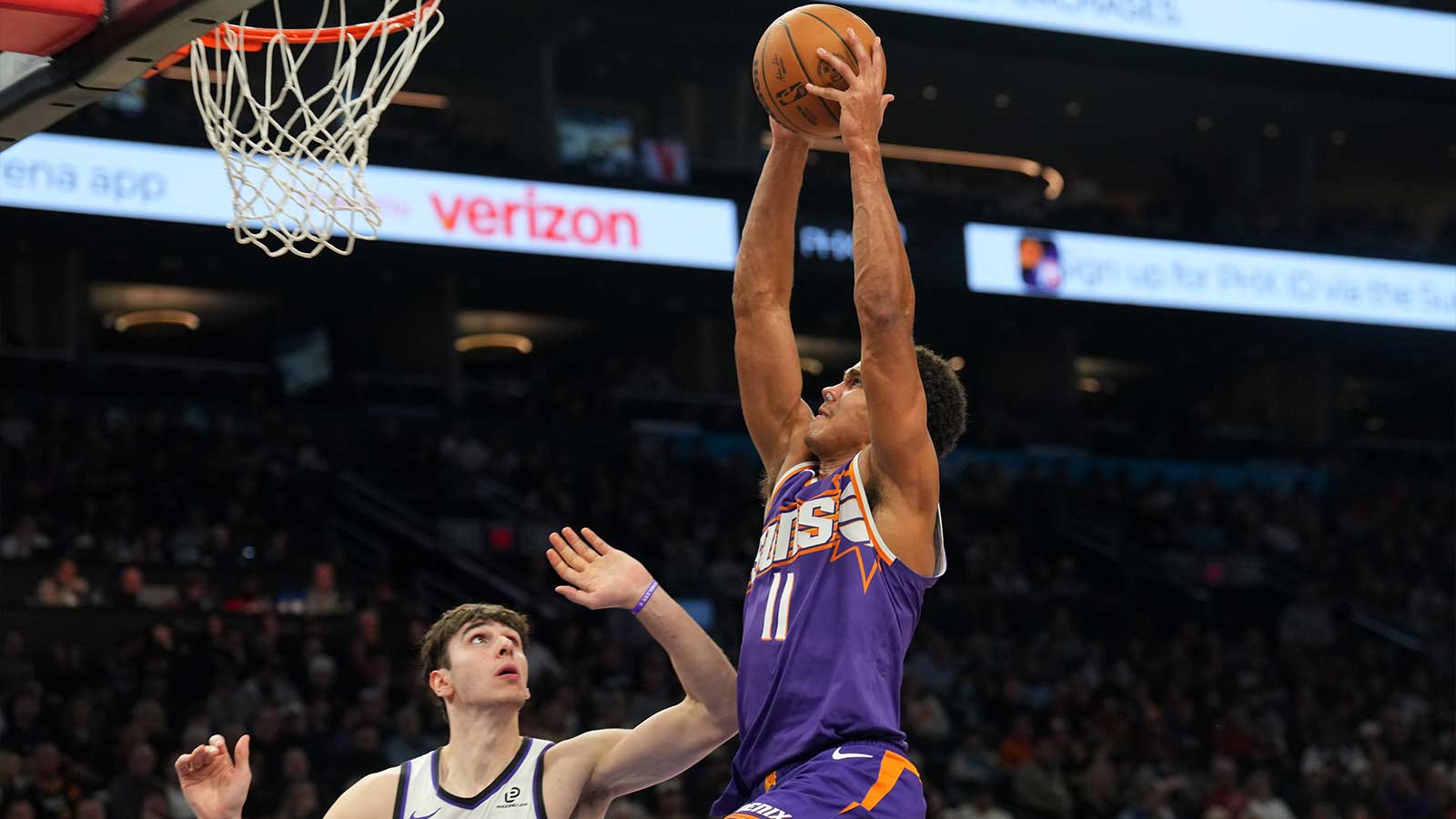 Phoenix Suns forward Oso Ighodaro (11) dunks over Sacramento Kings center Maxime Raynaud (42) during the first half at Mortgage Matchup Center.