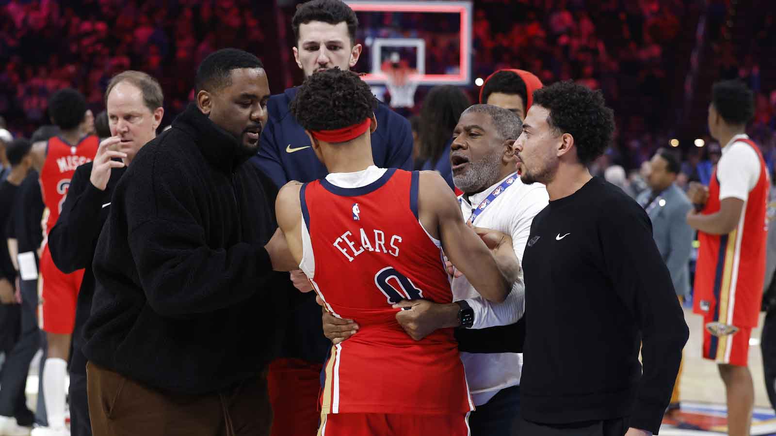 Pelicans guard Jeremiah Fears (0) is pulled away from a scuffle with Oklahoma City Thunder guard Luguentz Dort (5) at the end of the game at Paycom Center