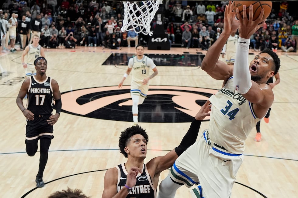 Milwaukee Bucks forward Giannis Antetokounmpo (34) shoots against Atlanta Hawks forward Jalen...