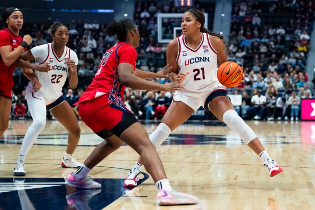 Sarah Strong #21 of the Connecticut Huskies is defended by Sa'Mya Wyatt #20 of the St. John's Red Storm during the first half of an NCAA women's basketball game at PeoplesBank Arena on January 07, 2026 in Hartford, Connecticut. (Photo by Joe Buglewicz/Getty Images)