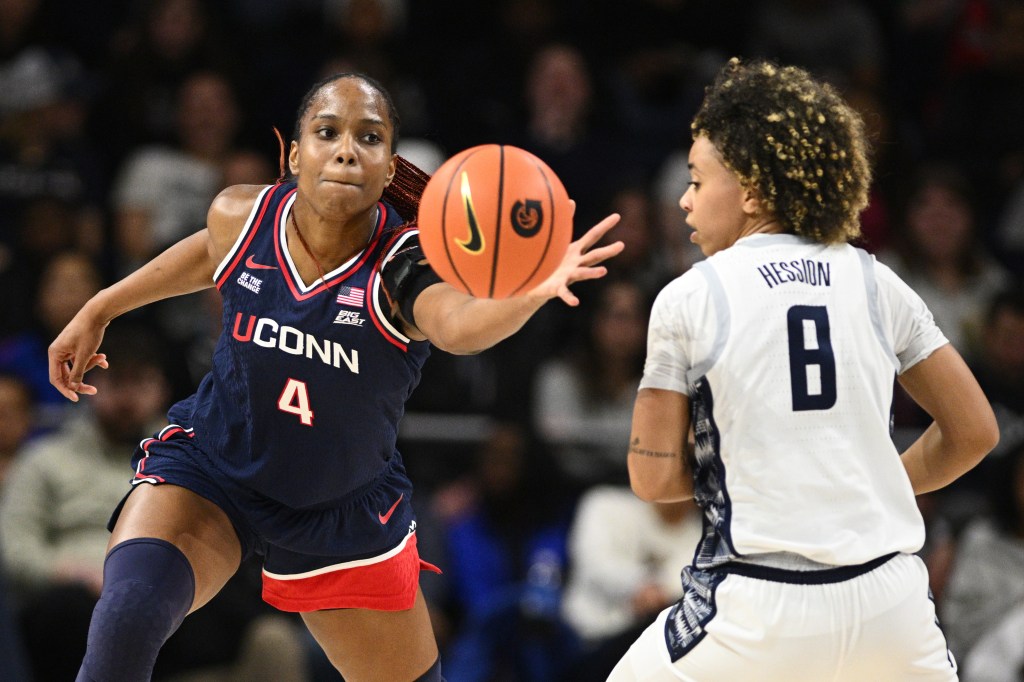 Sarah Strong leads UConn women in road rout of Georgetown