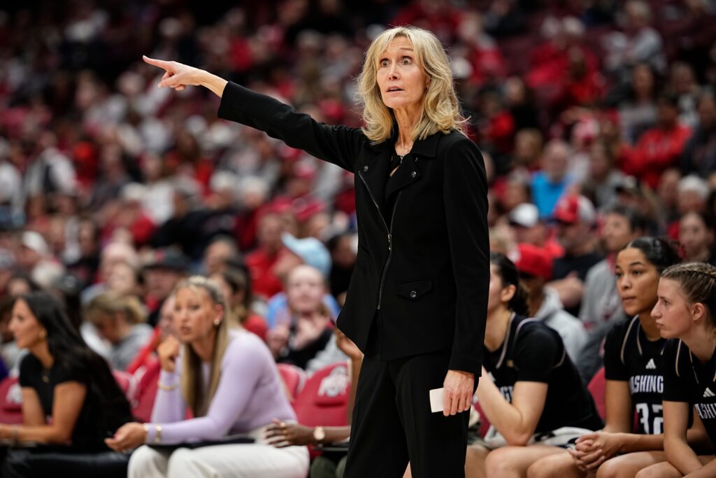 Washington Huskies head coach Tina Langley