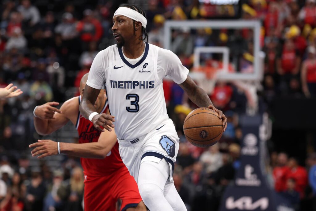 Nov 28, 2025; Inglewood, California, USA; Memphis Grizzlies guard Kentavious Caldwell-Pope (3) drives to the basket during the fourth quarter against the Los Angeles Clippers at Intuit Dome. Mandatory Credit: Kiyoshi Mio-Imagn Images