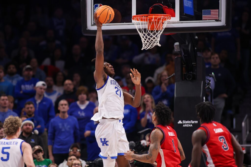 Kentucky Wildcats forward Jayden Quaintance (21) dunks against the St. John Red Storm in the second half at State Farm Arena.