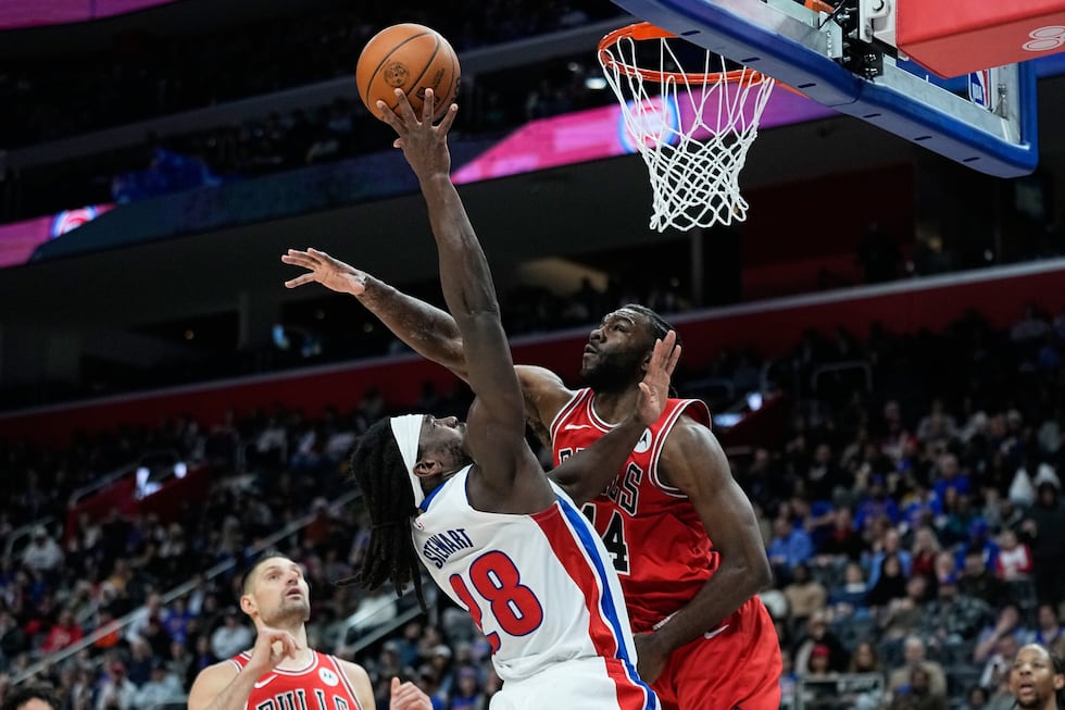 Detroit Pistons forward Isaiah Stewart, left, shoots against Chicago Bulls forward Patrick...