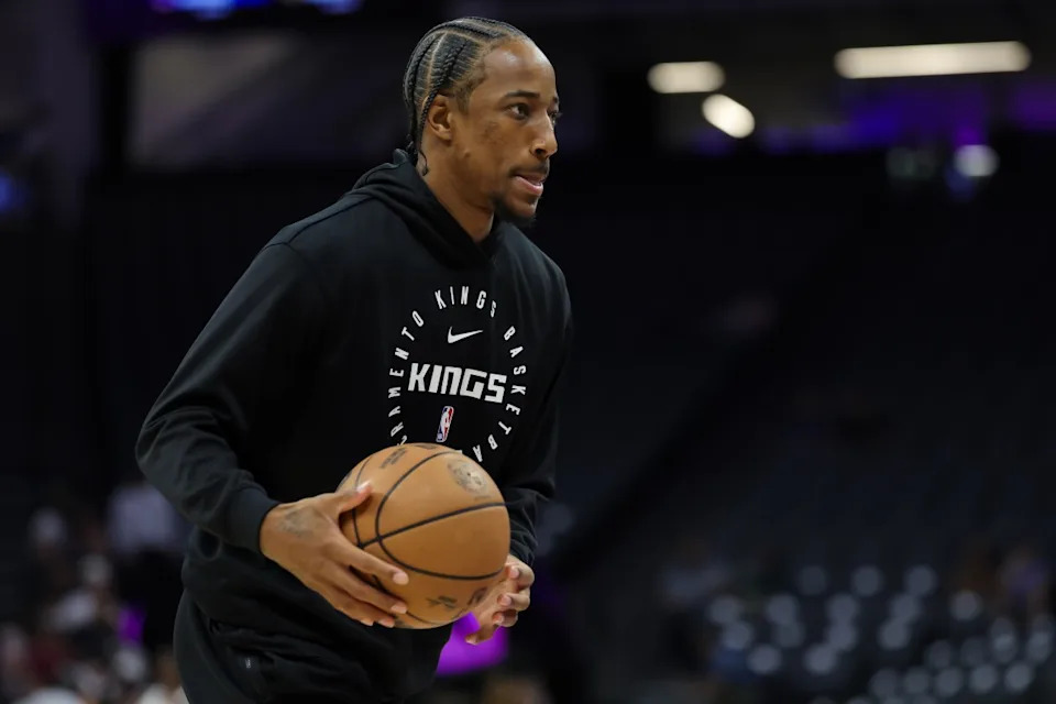 Sacramento Kings forward DeMar DeRozan warms up.Sergio Estrada-Imagn Images