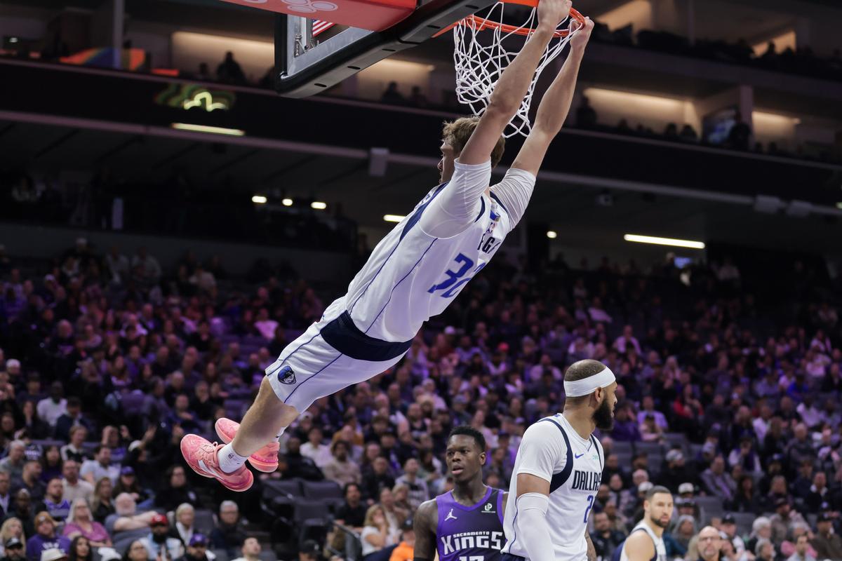 Mavericks Defeat Kings In Close Game With Flagg's Strong Performance